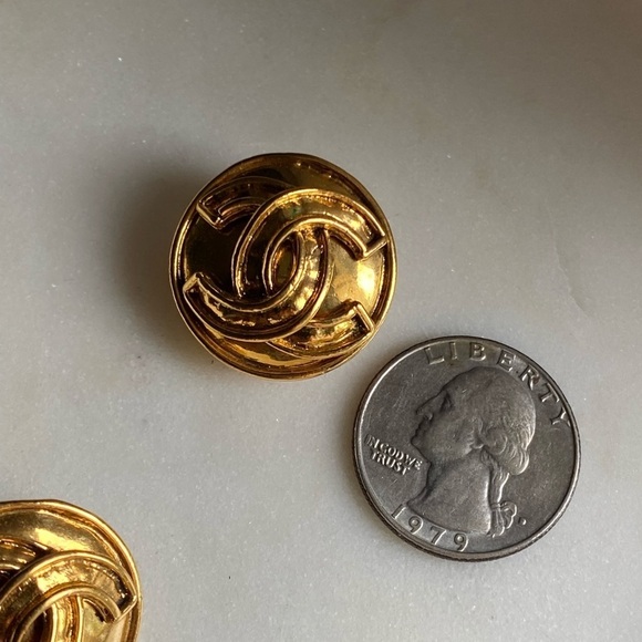Host pick Authentic Vintage Chanel gold plated Clip on earrings - Picture 10 of 17